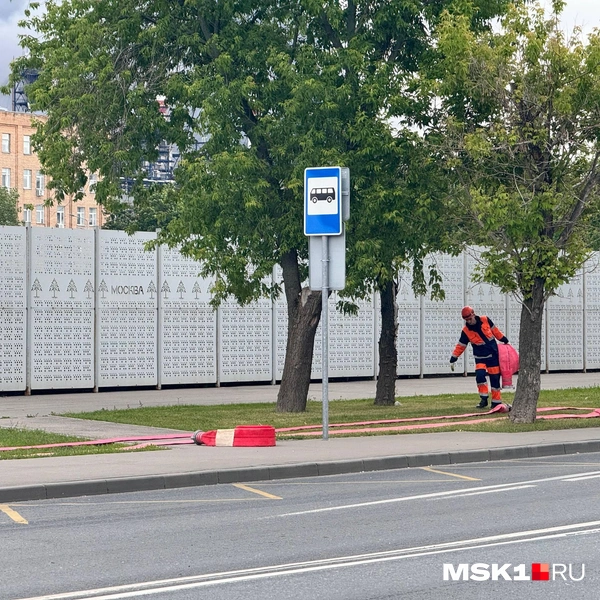 Для тушения пожара на заводе разворачивают пожарные шланги | Источник: MSK1.RU