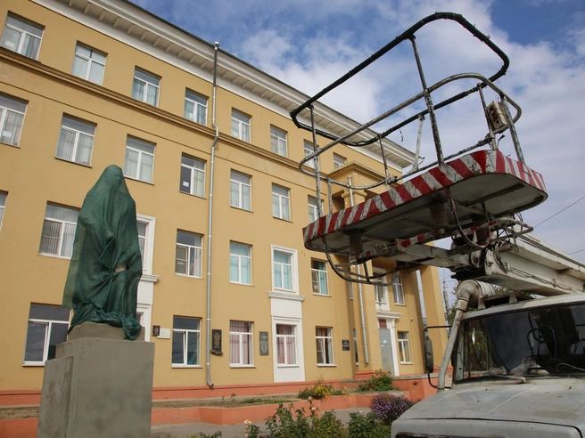 В администрации все же смогли найти деньги на восстановление Михаила Калинина | Источник: Константин Завриков / V1.RU