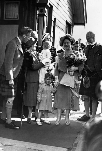 Король и королева-мать с внуками Чарльзом и Анной на станции в Шотландии по пути в Балморал, 1 января 1950