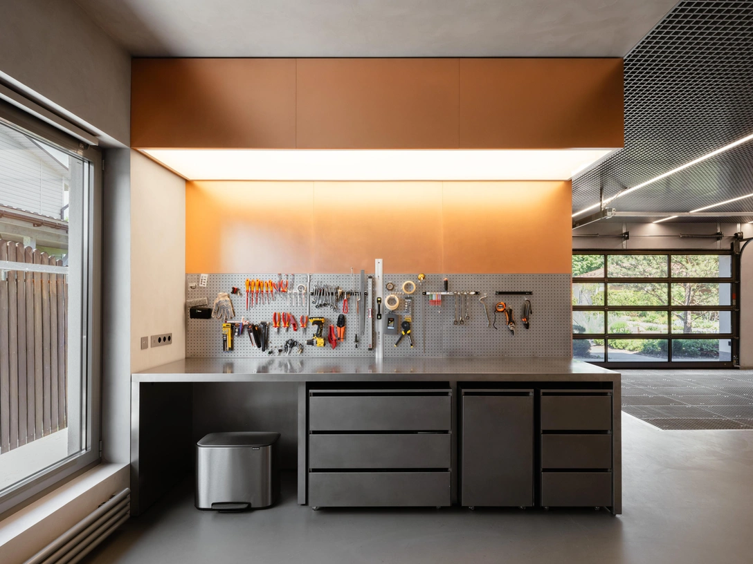 Поставить машину и сыграть в бильярд: стильный гараж в Подмосковье | Источник: Варвара Топленникова