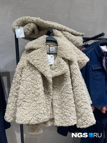 Мягкая шубка 10&nbsp;999 рублей | Источник: Алёна Золотухина / NGS.RU 