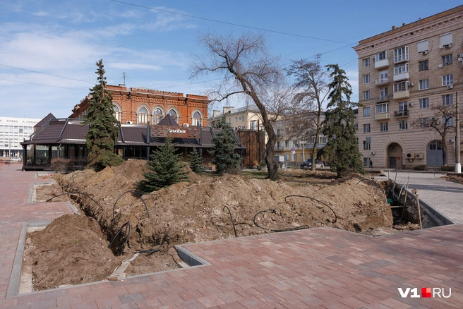 Когда-то, наверное, здесь будут газон и клумбы | Источник: Алексей Волхонский / V1.RU