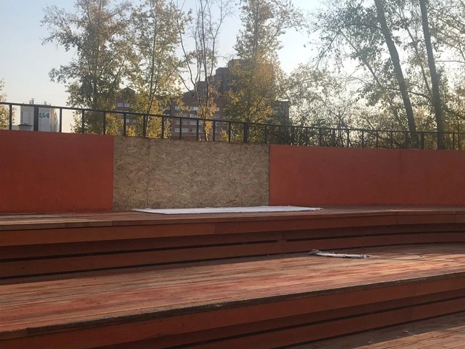 У амфитеатра оторвали обшивку  | Источник: Город Красноярска / vk.com