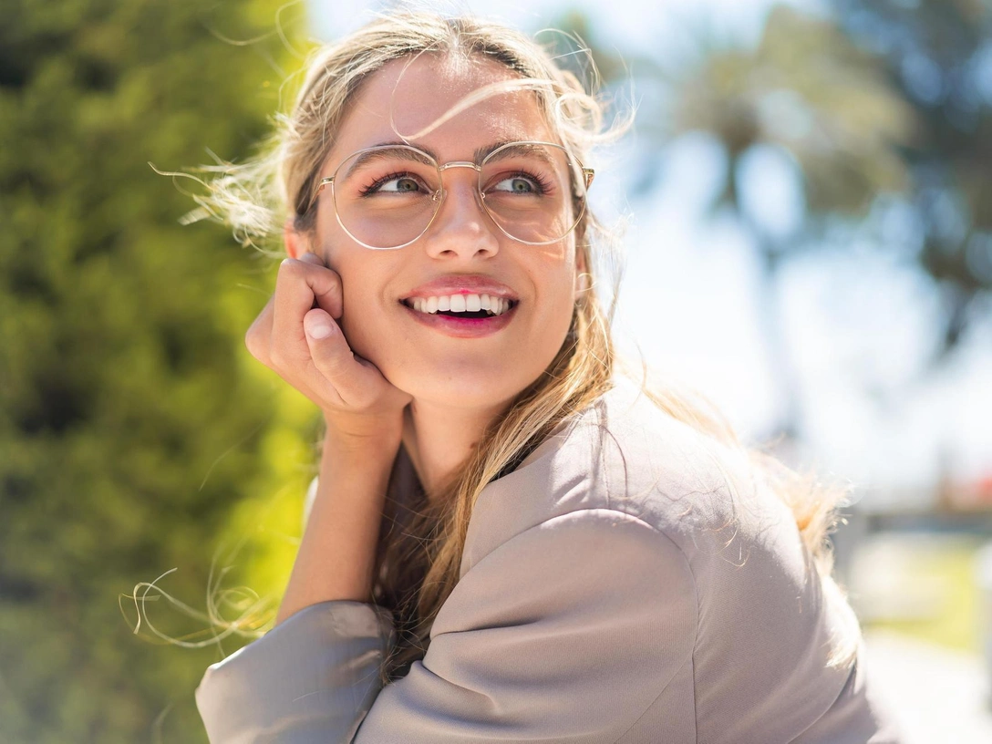 Модный макияж для тех, кто носит очки: 6 идей на осень 2023, которые выглядят неотразимо | marieclaire.ru