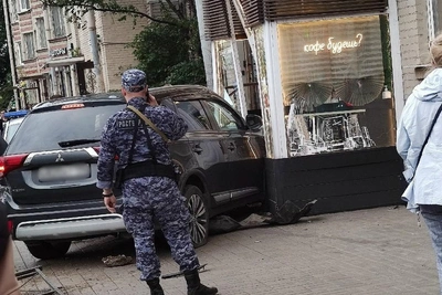 «Увидели машину в булочной». Автомобиль протаранил киоск