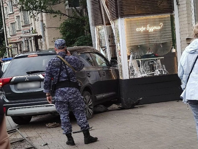 «Увидели машину в булочной». Автомобиль протаранил киоск на Заневском | Источник: ДТП и ЧП | Санкт-Петербург | Питер Онлайн | СПб / ВКонтакте