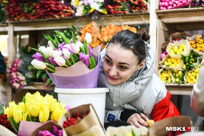 Девушки всегда подскажут, какие цветы выбрать | Источник: Артем Устюжанин / MSK1.RU