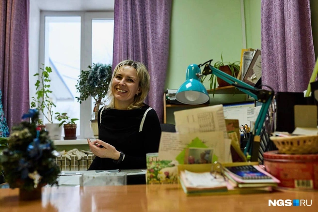 Ирина Нецветаева на станции работает с 17 лет. В трудовой книжке у нее только одна запись | Источник: Александр Ощепков / NGS.RU