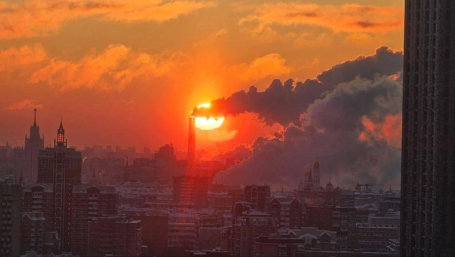 Рассветное зарево присылали со всех уголков Москвы | Источник: Мосфид • Новости Москвы / T.me