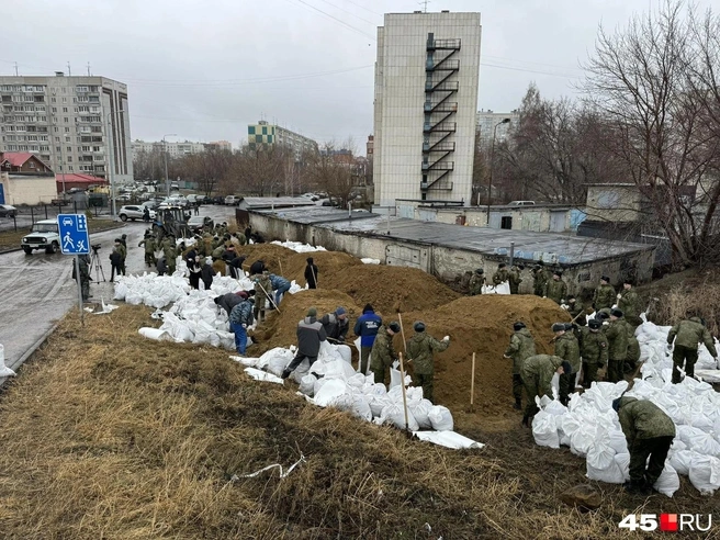 Укрепляли дамбу мешками с песком в 2024 году | Источник: Юлия Король / 45.RU