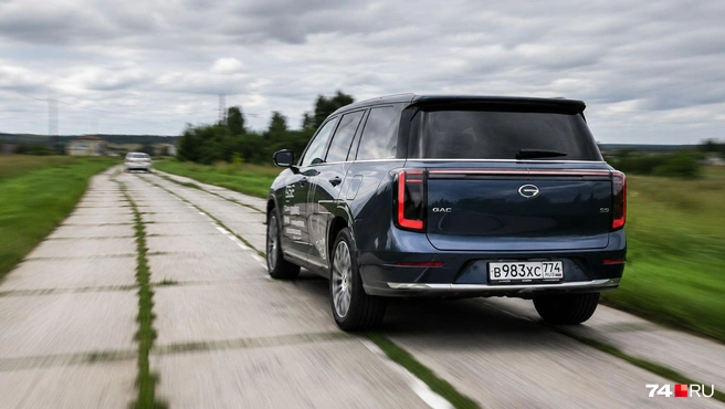 В движение GAC S9 приводит только пара электромоторов суммарной мощностью 340 л. с., хотя в Китае бензиновый мотор может подключаться к колесам напрямую | Источник: Артем Краснов