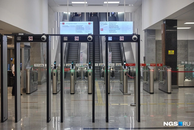 На входе установили современные турникеты | Источник: Александр Ощепков / NGS.RU