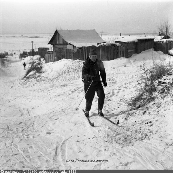 Какая же зима без лыж? Снимок сделали в 1974-м | Источник: Евгений Мамакин / Pastvu.com