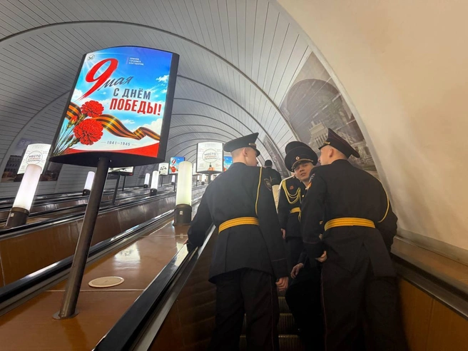В метро установлены поздравительные плакаты | Источник: Дарья Манохина / E1.RU