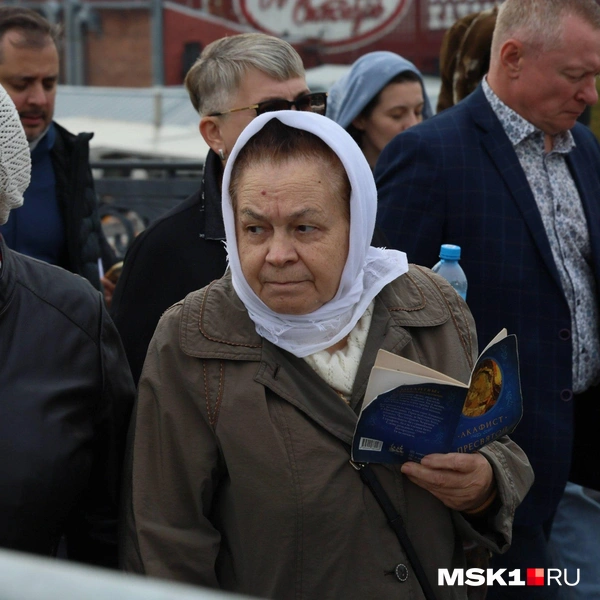 Стоя в толпе к храму, некоторые читали молитву | Источник: Артем Устюжанин / MSK1.RU