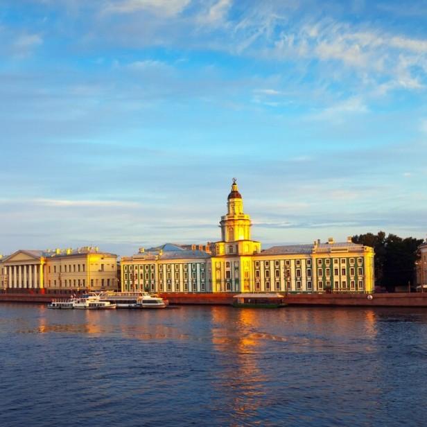 В Петербурге апокалипсис: деревья падают на людей, в воде тонут машины