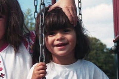 Угадайте, кем стала эта девочка на качелях!