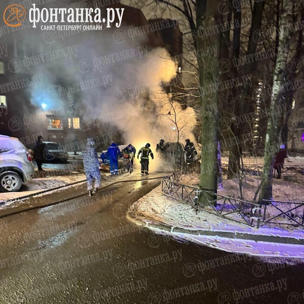 На юге Петербурга тушили машину, из которой едва успели спасти человека | Источник: читатель «Фонтанки»