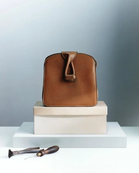 Loewe отреставрировали сумки, пострадавшие из-за наводнения в Валенсии | Источник: Loewe