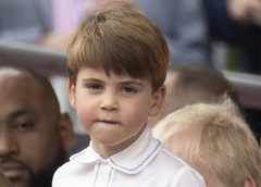 Голые ноги и пальто сестры: наряд 4-летнего принца Луи на рождественской службе возмутил публику