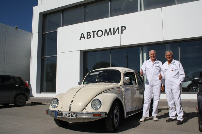 Гюнтер Кирхгоф едет на Volkswagen Beetle 2003 года выпуска | Источник: ДЦ «Автомир»