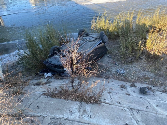 Машина чуть-чуть не докатилась до воды | Источник: Управление ГАИ по Забайкальскому краю