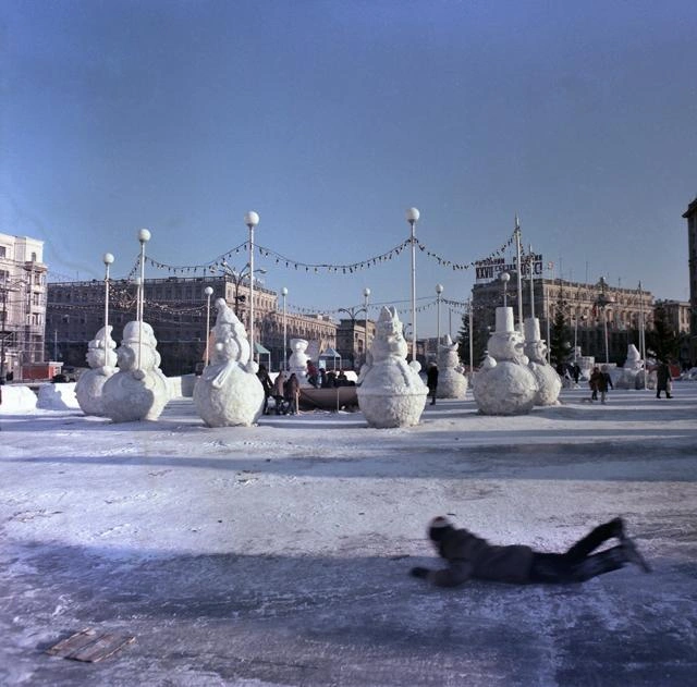 А так&nbsp;— в конце 80-х. Снеговички, обороняющие горку-ямку, выглядят угрожающе | Источник: архив 74.RU