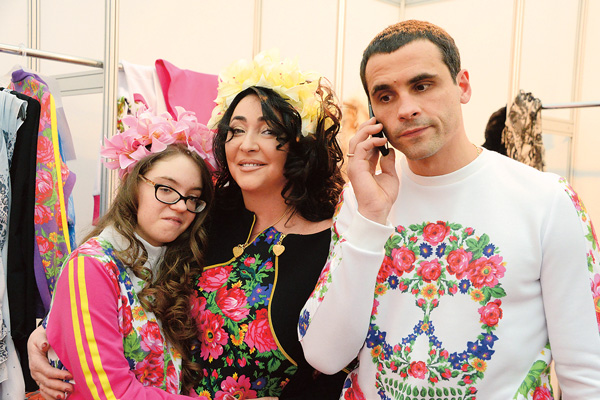 Лолиту поддерживают муж Дмитрий Иванов и дочка Ева, которая регулярно приезжает в гости к маме из Киева