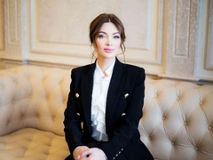 Сильная и независимая Евгения Феофилактова носит строгие костюмы и вдохновляется известной феминисткой