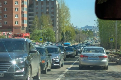Субботние пробки сковали Красноярск: колонна на пять машин за две минуты