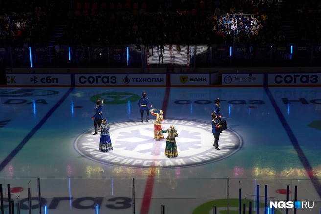 На сцене для новосибирцев выступали исполнители проекта «Казаки делают хиты» | Источник: Александр Ощепков / NGS.RU