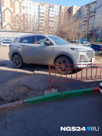 Водитель этого авто сорвал джекпот, припарковавшись сразу и на тротуаре, | Источник: читатель NGS24.RU