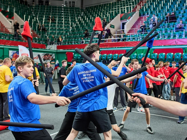 На арене проводились «Молодецкие игры народов России». | Источник: Александр Ощепков/NGS.RU