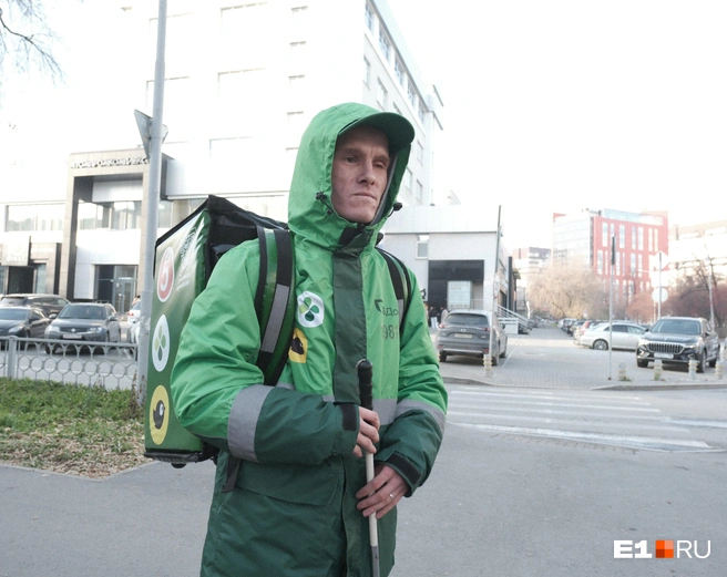 Чаще всего Саша разносит продукты, но иногда берет и заказы из ресторанов | Источник: Кирилл Кушнов / E1.RU