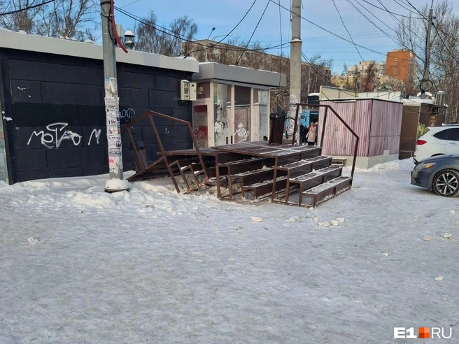 С киоска после Нового года сняли вывеску | Источник: читатель E1.RU