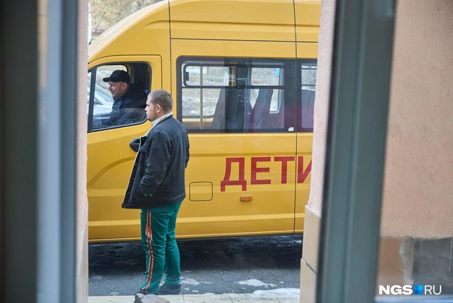 Многие дети перешли в другой корпус самостоятельно, кого-то — перевозили на транспорте | Источник: Александр Ощепков / NGS.RU