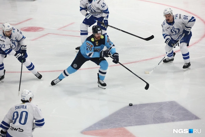 Одну из шайб в ворота соперника забросил Скотт Уилсон  | Источник: Александр Ощепков / NGS.RU