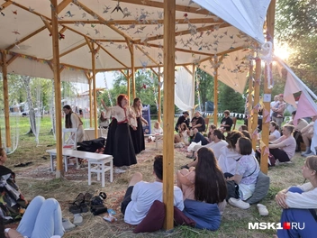 Перфоманс одного из кэмпов | Источник: Серафима Путиева / MSK1.RU