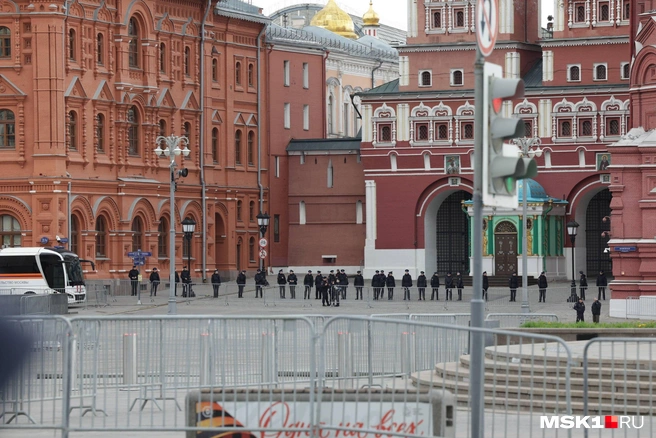 Десятки полицейских у Кремля в День Победы  | Источник: Дмитрий Толстошеев / MSK1.RU