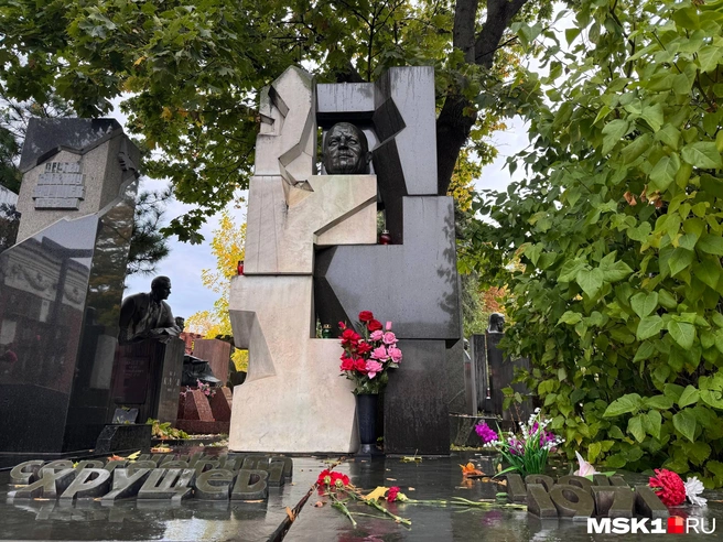 Композиция на могиле Хрущева всегда вызывала споры. Одни всегда были за, другие&nbsp;— против. Эрнст Неизвестный не прогадал с дуальностью работы | Источник: Дмитрий Толстошеев / MSK1.RU 