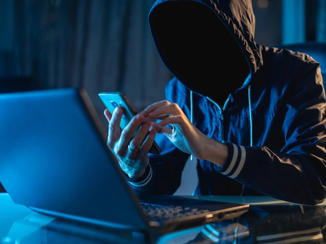 Оформляли симки на убитых и пленных бойцов СВО. Как мошенники обманывали петербуржцев | Источник: ИИ