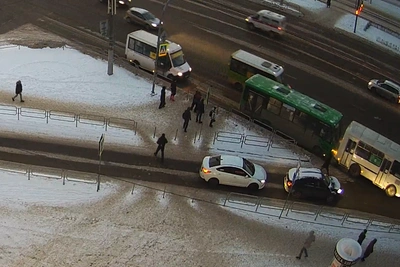 Столкновение автобуса с маршруткой на проспекте Ленина