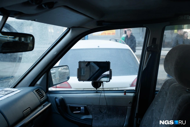 С начала марта система выявила более 200 автомобилистов, которые парковались на газонах. И это только в Центральном округе Новосибирска | Источник: Андрей Бортко / NGS.RU
