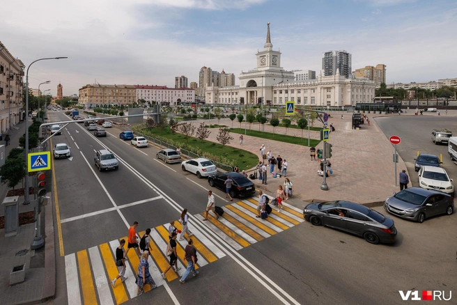 За неоплату платной парковки на Коммунистической пока обещали не штрафовать | Источник: Алексей Волхонский / V1.RU
