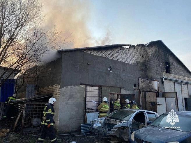 На Ставрополье прямо сейчас пожарные тушат крупный пожар в Невинномысске | Источник: МЧС России по Ставропольскому краю