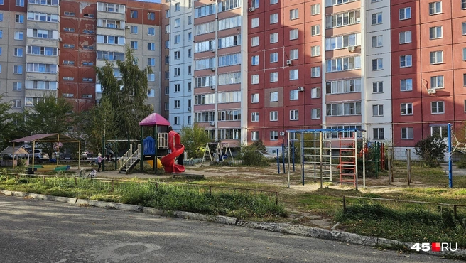 Вот площадка в одном из дворов бульвара Солнечного | Источник: Дарья Никитченко / 45.RU