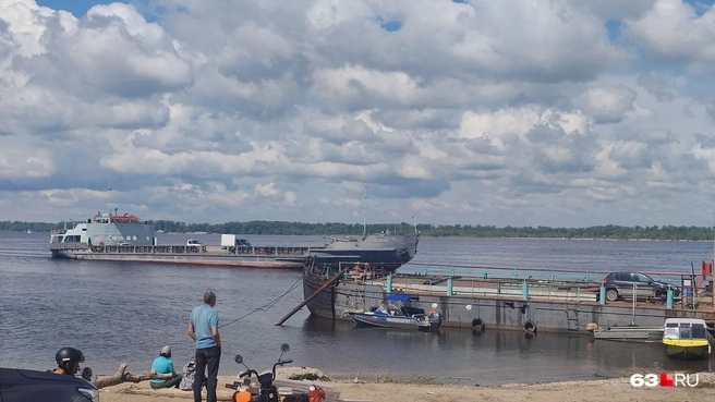 К причалу медленно, с достоинством танкера, подошел ОН&nbsp;— грузовой паром «Окский-35» | Источник: Наталья Артякова / 63.RU 