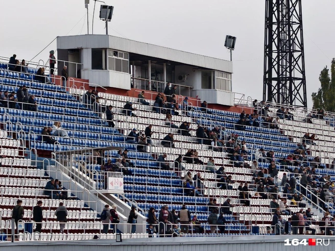 Не очень, конечно, много болельщиков на этой трибуне | Источник: Антон Васильченко / 164.RU