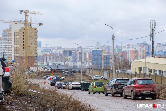Стройка, а справа за зданием кладбище | Источник: Булат Салихов / UFA1.RU