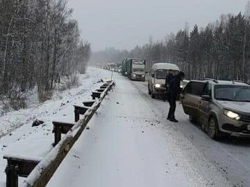 На этом фото видно длинную «шеренгу» из фур | Источник: «Трасса М5 Уфа — Челябинск» / Vk.com